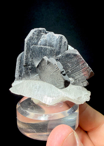 FERBERITE with QUARTZ
