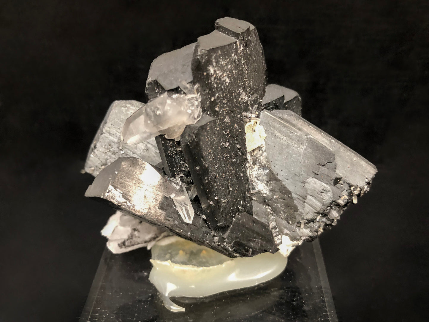 FERBERITE with QUARTZ