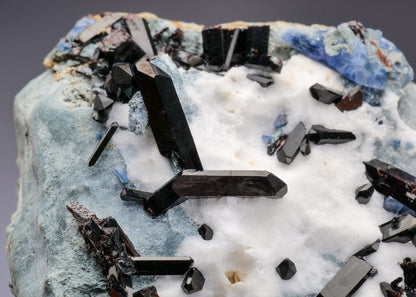 NEPTUNITE with BENITIOITE and NATROLITE